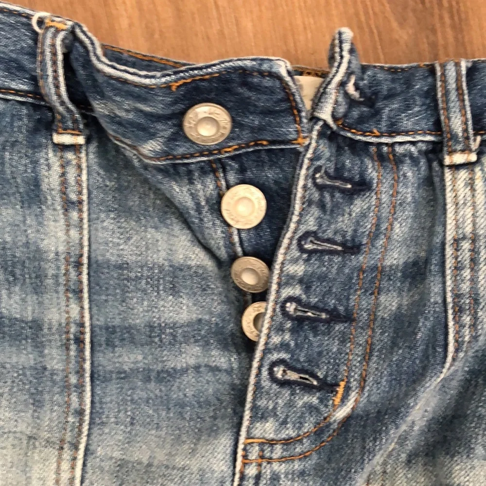 We The Free Free People 24 High Wasted Jean Shorts with Buttons - Picture 2 of 4
